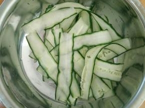 刨成片，加入适量盐盐一下。