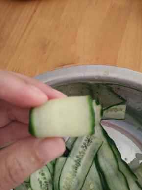 待黄瓜变软后，卷起来。