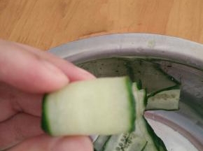待黄瓜变软后，卷起来。