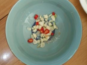 葱白、辣椒、蒜头切碎。