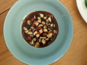 加入酱油、白糖和米醋，搅拌均匀。