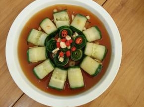 淋在黄瓜卷上。