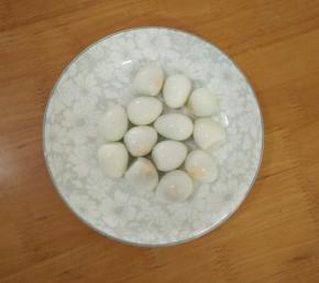鹌鹑蛋煮熟，剥皮备用。