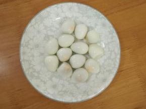 鹌鹑蛋煮熟，剥皮备用。