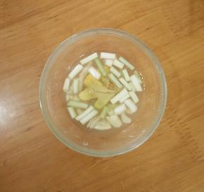 葱姜蒜拍碎，加入适量温水。