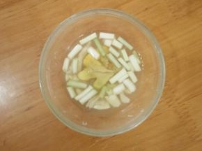 葱姜蒜拍碎，加入适量温水。