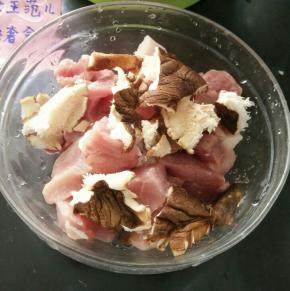 猪肉切成块，香菇洗干净放一起。用料理机打成肉泥。