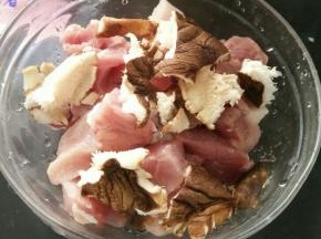 猪肉切成块，香菇洗干净放一起。用料理机打成肉泥。
