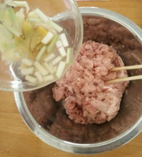 肉泥加入适量葱姜水、耗油、酱油、盐和料酒。