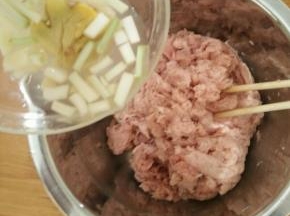 肉泥加入适量葱姜水、耗油、酱油、盐和料酒。