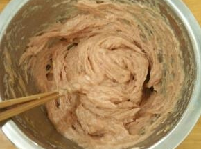 朝一个方向，搅打到有弹性。