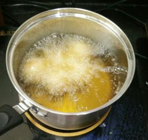 锅里放适量玉米油，待油温七八成热，下肉丸。