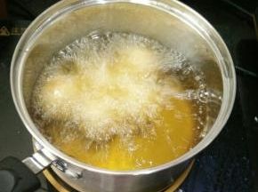 锅里放适量玉米油，待油温七八成热，下肉丸。