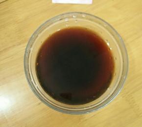 耗油、酱油、白糖和少许盐，用水化开。