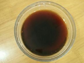 耗油、酱油、白糖和少许盐，用水化开。