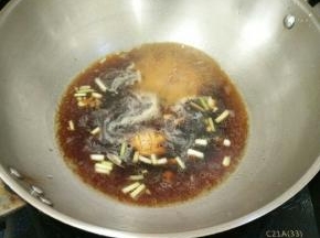 热锅凉油下葱姜蒜，爆香，倒入调好的汁，烧开。