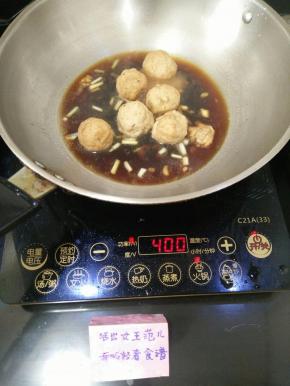 放入肉丸，焖半个小时左右。把鹌鹑蛋盛出来。留一些底汤，加入适量水淀粉勾芡。