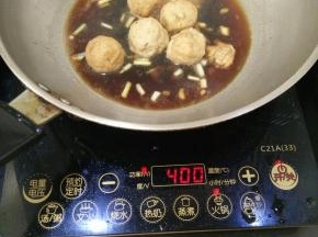 放入肉丸，焖半个小时左右。把鹌鹑蛋盛出来。留一些底汤，加入适量水淀粉勾芡。