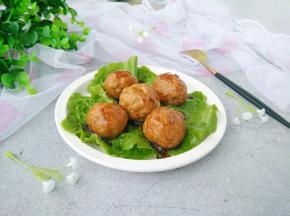 淋在肉丸上面。