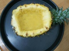 然后挖出果肉，果壳留着装炒饭。