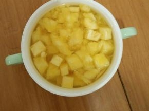 菠萝肉用少许盐水腌一下。