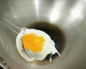 热锅凉油下鸡蛋煎熟，切碎。