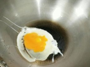 热锅凉油下鸡蛋煎熟，切碎。