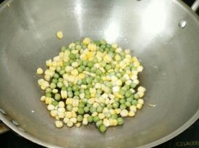 锅里加适量油，放入玉米和青豆，翻炒均匀后加入少许盐和热水煮一两分钟。