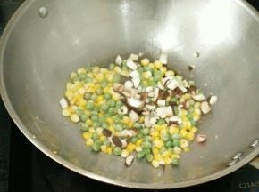 加入香菇丁，翻炒均匀。