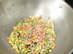 加入火腿肠，翻炒均匀。