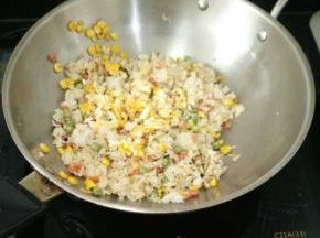 加入鸡蛋和适量耗油调味。