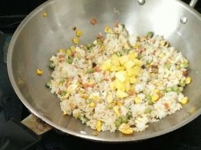 最后加入菠萝丁，翻炒均匀即可出锅。