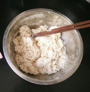 面粉加入酵母和白糖，慢慢加入温水，搅成絮状。