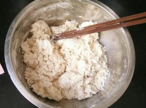 面粉加入酵母和白糖，慢慢加入温水，搅成絮状。