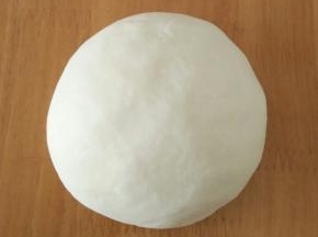 揉成面团后发酵一个小时左右。