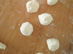 面团充分排气后，揪成小剂子，搓圆。