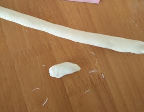 取适量面团搓成条，分成小段做香菇蒂。