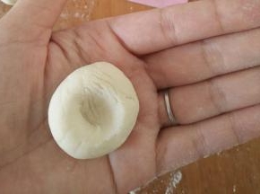 取个圆形剂子，用手指压出个洞。