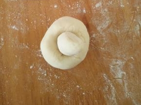 把香菇蒂抹点水沾上去。