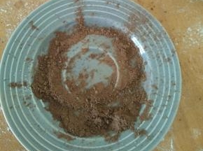 倒适量可可粉。