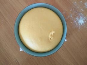 面粉加入酵母和白糖，再分次加入南瓜泥，揉成软硬适中的面团。放到温暖处发酵一个小时左右。