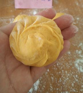 取个剂子放适量红豆馅包好，搓圆。