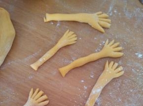 取适量面团搓成小条，再分成小段。在一端分割出五份。