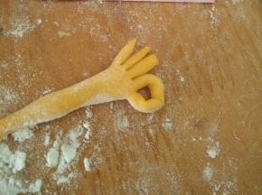 前面两个沾在一起，做成OK的手势。