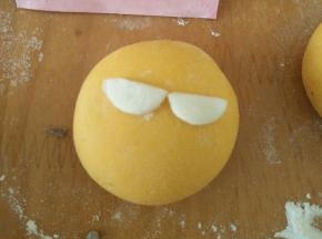 对半切开，沾到黄色包子上。