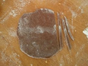 可可面团也擀成薄片，切成条。