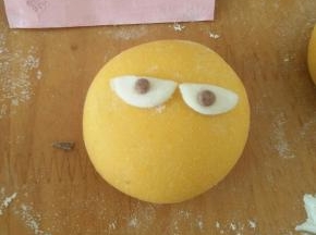 剪出小小圆形做眼珠子。