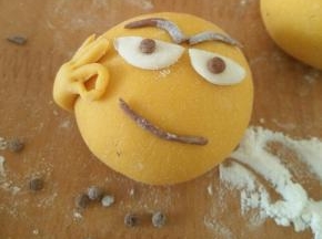 还有嘴巴也沾好，最后把之前做好的OK手势沾上去，一个OK表情包就做好了。