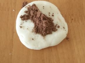 取少许面团加入可可粉，揉成可可面团备用。