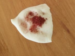 再取少量白面团加入红曲粉，揉成红色面团备用。